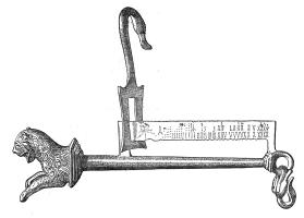 BLC-4053 - Balance à curseurbronzeBalance dont le fléau, de section cylindrique, est doublé par une barre plate sur laquelle coulisse un crochet, avec diverses positions marquées par des encoches et différentes valeurs.