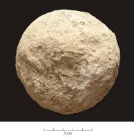 BLN-3001 - Boulet de balistepierreTPQ : -150 - TAQ : -30Masse sphérique, taillée en calcaire, basalte ou autre roche; diamètre variable, d'une dizaine de centimètres à plus de 40.