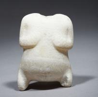 BLS-1001 - Balsamaire en forme de femme enceintealbâtreFlacon à onguent en forme de femme enceinte soutenant sa poitrine de ses deux mains. La zone pubienne et sa vulve sont clairement indiquées; une natte est visible à l’arrière du vase.