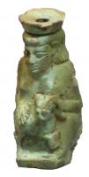 BLS-2002 - Balsamaire anthropomorphefritteBalsamaire moulé, en fritte émaillée, représentant un personnage féminin accroupi, tenant un agneau (?) devant lui ; l'ouverture du vase, élargie en dique, émerge au sommet de la tête.