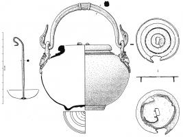 BLS-4053 - Balsamaire globulairefer, bronzeTPQ : 1 - TAQ : 200Balsamaire globulaire, à corps sphérique légèrement écrasé, en fer mais copiant clairement les éléments morphologiques d'un vase en bronze : lèvre épaissie, fond légèrement rentrant et orné de cercles concentriques à l'intérieur d'un anneau de pose; l'anse mobile en bronze, coulée et très ornée (moulure centrale et extrémités en têtes d'oiseaux aquatiques) joue librement sur deux attaches en bronze fixées au sommet de la panse et figurant un buste juvénile surmonté d'un anneau. L'ouverture du vase est équipée d'un couvercle à système de verrouillage maintenu en dessous par une lame de ressort.