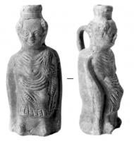 BLS-4142 - Balsamaire anthropomorphe : femme assiseterre cuiteBalsamaire anthropomorphe : femme assise dans un fauteuil à haut dossier (osier ?), les mains sur les cuisses ; col ouvert au sommet du crâne, avec un anse de préhension à l'arrière.