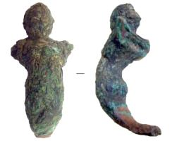 BLS-4158 - Balsamaire de type PécsbronzeBalsamaire en forme de petite cruche, caractérisé par une anse figurant un personnage complet, drapé dans un vêtement suggéré par des plis obliques ; la tête, tournée vers l'utilisateur, sert de poucier; applique probablement foliacée à la base.