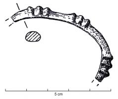 BRC-1064 - Fragment de bracelet à tige massivebronzeFragment de bracelet à tige massive de section circulaire, demi-circulaire ou ovalaire, à décor de cannelures transversales venues de fonte. Ces cannelures plus ou moins marquées, sont parfois obliques ou disposées en séries.