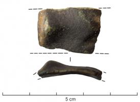 BRC-1085 - Fragment de bracelet à décor moulurébronzeFragment de bracelet large, en bronze coulé, avec une alternance de fortes bossettes en relief et de cannelures longitudinales.