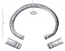 BRC-1133 - Bracelet ouvert à tamponsbronzeBracelet ouvert à tampons, de section ovalaire ou élliptique, à décor de cannelures transversales venues de fonte. Ces cannelures plus ou moins marquées, sont parfois obliques ou disposées en séries.