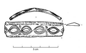 BRC-1159 - Fragment de bracelet platbronzeFragment de bracelet plat, de section triangulaire ou plano-convexe, décoré ou non. Les extrémités sont non connues.