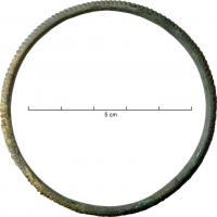 BRC-2023 - Bracelet fermé à fines côtes transversalesbronzeBracelet de section circulaire, coulé, massif, orné d'une succession régulière de fines côtes transversales sur l'extérieur du jonc.