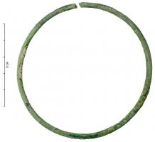 BRC-2027 - Bracelet à section arrondie à revoir en totalitébronzeFragment de bracelet en bronze à section circulaire ou ovale et décor incisé.