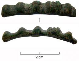 BRC-2115 - Fragment de bracelet à nodositésbronzeFragment de bracelet  à jonc de section ovalaire, orné de nodosités régulièrement espacées, avec, à intervalles réguliers, un groupe de moulures transversales plus resserrées.