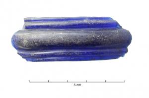 BRC-3017 - Bracelet Geb. 17verreTPQ : -150 - TAQ : -120Bracelet fermé, profil à cinq côtes (largeur et relief des côtes augmentant du bord à la côte médiane), en verre bleu cobalt, uni.
