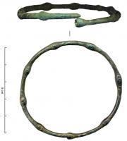 BRC-3513 - Bracelet à tenon bronzeBracelet de section circulaire, orné de  8 nodosités en forme d'olive ; une de celles-ci cache une mortaise dans laquelle vient s'insérer l'autre extrémité ; décor gravé sur les nodosités et à leur proximité.