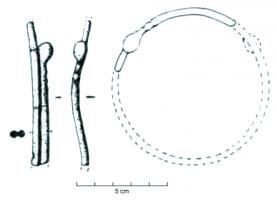 BRC-3654 - Bracelet ouvert à recouvrement et têtes d'anatidébronzeBracelet ouvert en bronze à recouvrement à jonc de section circulaire, lisse, dont une ou les deux extrémités sont terminées par une tête d'anatidé.