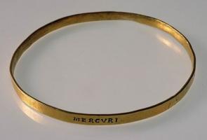 BRC-3656 - Bracelet fermé rubannéorSimple ruban plat, refermé sur lui-même.
