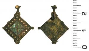 BRH-9003 - Broche losangiquebronzeTPQ : 1880 - TAQ : 1950Broche losangique, avec une charnière à deux plaquettes au revers ; imitations de diamants sur le pourtour de l'objet.