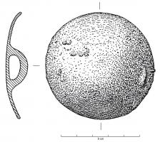 BTN-1003 - Bouton circulaire à bélièrebronzeBouton (ou applique) à bélière ; type circulaire simple, inorné, légèrement bombé ; grand modèle (Ø supérieur à 4 cm).