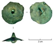 BTN-2022 - Bouton à bélière de type TourrettesbronzeBouton conique lisse, surmonté d'une pointe rectiligne, aussi haute que le cône (rapport diamètre/hauteur entre 1 et 0,75); profil concave avec la pointe parfois bien distincte du cône ; intérieur creux avec une bélière transversale coulée.