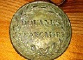 BTN-9049 - Bouton : Douanes FrançaisesbronzeBouton plat ; dans une couronne nouée en bas, DOUANES / FRANCAISES.