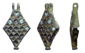 BTS-4029 - Boîte à sceau losangiquebronzeTPQ : 100 - TAQ : 300Boîte à sceau en forme de losange, au fond creusé de 4 trous non cerclés ; couvercle creusé de loges d'émail formant un réseau régulier de 25 logettes losangiques émaillées (5 x 5).