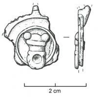 BTS-4035 - Boîte à sceau en forme de gouttebronzeTPQ : 150 - TAQ : 300Boîte à sceau en forme de goutte, dont le couvercle émaillé comprend dans la partie supérieure un disque d'émail cerclé d'une couronne ; l'écoinçon formant deux pétales ou ailes convergentes est également émaillé ; au centre du cercle est rapporté un phallus en relief dont le gland est émaillé.