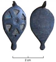 BTS-4101 - Boîte à sceau en forme de gouttebronzeBoîte à sceau en forme de goutte, dont le couvercle plat (pointe de calage au revers) est creusé de 6 loges d'émail triangulaires disposées autour d'un cercle central mouluré.