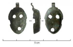 BTS-4115 - Boîte à sceau de forme ovalebronzeTPQ : 1 - TAQ : 200Boîte à sceau de forme ovale, en tôle martelée, charnière repliée ; couvercle disparu.