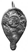BTS-4128 - Boîte à sceau en forme de gouttebronzeBoîte à sceau en forme de goutte, dont le couvercle est creusé de deux ou trois cercles émaillés concentriques ; en dessous, l'écoinçon est inorné ou peut recevoir de petits cercles oculés estampés.