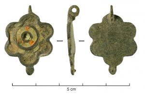 BTS-4193 - Boîte à sceau en forme de fleurbronzeBoîte à sceau coulée, à couvercle circulaire à bord festonné (6 arcs) entourant un disque et une couronne centrale, le tout émaillé en champlevé; pointe de calage sous un ergot à la base.