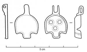 BTS-4227 - Boîte à sceau à base échancréebronzeBoîte à sceau dont le corps, à profil oblique, est de forme circulaire avec deux encoches encadrant une sorte de bec à l'opposé de la charnière coulée ; trois perforations dans le fond.