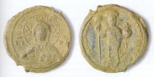 BUL-6022 - Bulle de Roger II de SicileplombBulle circulaire, perforée dans l'épaisseur pour le passage d'un lien ; A/ buste du Christ nimbé, de part et d'autre les lettres IC - XC  ; R/ le roi debout et couronné, avec les attributs des souverains de Byzance : à gauche l'orbe crucigère, et le labarum à droite
