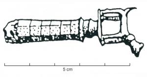 CAC-4015 - Couteau à affûter les calamesbronzeTPQ : 25 - TAQ : 100Petit couteau en fer, à manche de bronze facetté, terminé par une figurine de chien debout, les quatre pattes posées sur une plaque.