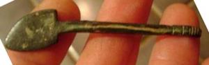 CER-9009 - CernoirbronzeInstrument à manche, pourvu d'une lame triangulaire, courte et peu tranchante, utilisé pour ouvrir les noix.