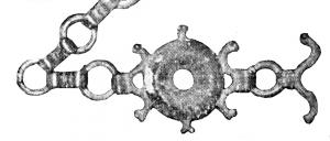 CHC-3001 - Agrafe de chaîne-ceinture type NagesbronzeL'agrafe complète comprend une partie circulaire, creuse à l'arrière et évidée au centre, accostée d'appendices formant bélières ; les extrémités sont généralement ornées de trois boules comme les pendants des mêmes chaînes-ceintures.
