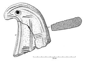 CHT-1003 - Chenet à sommet zoomorpheterre cuiteChenet modelé, dont la partie antérieure redressée se termine par une tête animale stylisée (rapace, cheval ?) ; décor de larges traits au lissoir.