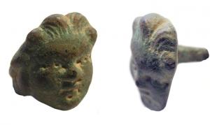 CLD-4025 - Clou décoratif : tête de SatyrebronzeClou décoratif entièrement en bronze, représentant une tête humaine aux mèches dressées : Satyre ?