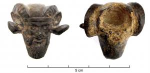 CLD-4027 - Clou décoratif : tête de Faunebronze, ferClou décoraif en bronze, coulé sur une tige de fer ; il figure une tête de Faune à cornes de bélier et oreilles pointues, barbu et moustachu, aux traits classiques.