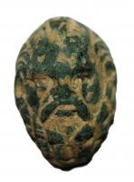 CLD-4070 - Clou décoratif : tête de Bacchusbronze, ferClou coulé sur une tige de fer, représentant un visage d'homme pur, majestueux, le visage moustachu encadré par les mèches de la chevelure et de la barbe : Bacchus ?