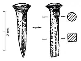 CLO-1004 - Clou à tête peu débordantebronzeClou à tête ronde peu débordante. La section du corps, cylindrique sous la tête, devient carrée vers la pointe ; pointe en biseau.