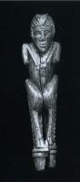 CNF-4006 - Canif : Panos, bronze, ferTPQ : 100 - TAQ : 250Canif dont le manche représente le dieu Pan, debout, reconnaissable à ses pattes de capridé, son visage allongé et émacié, avec deux cornes au-dessus du front.