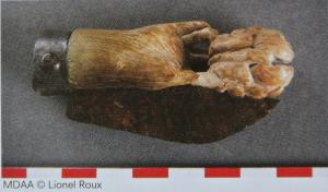 CNF-4022 - Canif : main tenant un cerneau de noixivoire, ferTPQ : 1 - TAQ : 400Canif dont le manche figure une main droite (d'enfant ?) tenant entre ses doigts un cerneau de noix, de la taille de la paume ; virole et lame en fer.