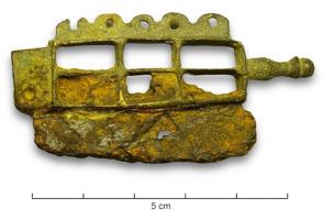 CNF-4106 - Canifbronze, ferManche ajouré, avec six fenêtres bordées d'un côté par une bande festonnée et percée ; appendice mouluré en forme de bouton en guise de pommeau.