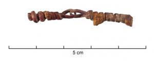 COL-4004 - Chaînette collierbronzeTPQ : 50 - TAQ : 300Châinette composée d'anneaux filiformes (le même fil, de section aplatie, s'enroulant sur lui-même pour former deux boucles séparées par un segment spiralé, voire lisse entre deux extrémités recouvertes de la spirale).