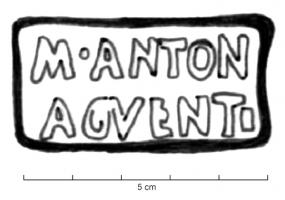 COV-4112 - Tuile ou brique estampillée M. ANTON ADVENTIterre cuiteEmpreinte antique d'un signaculum métallique sur tuile ou brique : dans un cadre, M.ANTON / ADVENTI.