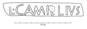COV-4353 - Tuile estampillée L.CAMILLIVSterre cuiteTuile estampillée L.CAMILLIVS, dans un cartouche rectangulaire.