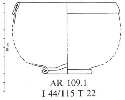 CPE-4057 - Coupe AR 109.1verreCoupe à panse hémisphérique profonde. Le bord est tubulaire, rabattu verticalement vers l’extérieur. Le pied est annulaire, façonné par repli de la paraison.
