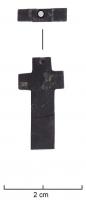 CPT-8002 - Pendant de chapelet : croix en jaisjaisBloc de jais taillé en forme de croix latine, simplement, sans ornementation, dont la perforation est longitudinale. 