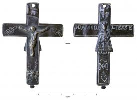 CRF-9012 - Crucifix : ND de LiessebronzeTPQ : 1600 - TAQ : 1800Crucifix double face, d'un côté le Christ avec les instruments de la passion, INRI au-dssus, crâne avec tibias entrecroisés sous les pieds; sur l'autre face, Vierge dans un long manteau, NDAME DE / LIESSE; dessous, monogramme MA, cœur.