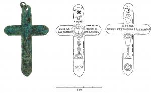 CRF-9017 - Crucifix, pendentifbronzeLe crucifix figure sur une face un ostensoir surmontant l'agneau pascal et un ange, avec pour légende dans sa partie supérieure « Loué et adoré soit le très saint sacrement de l'autel ». L'autre face est illustrée du sacré cœur, de la légende « ô Jésus demeurez toujours parmi nous » au dessus d'un calice couronné du monogramme « IHS » (Iesus Hominum Salvator) nimbé. Le calice surmonte une représentation symbolique des instruments de la passion et notamment la couronne d'épines.