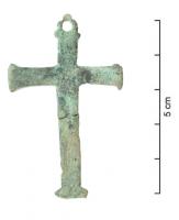 CRF-9021 - Pendentif en forme de croixbronzeCroix moulée, quasiment plane aux extrémités pattées. on note l'absence de motif ou de christ en relief. Probable croix pectorale.