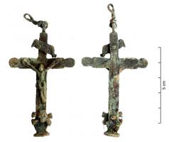 CRF-9026 - Crucifix bronzeCroix plate, en bronze ou en bois, sur laquelle est rivetée le titre (INRI), le christ et le crâne. Sa base possède un aplat pour éventuellement la faire tenir debout.